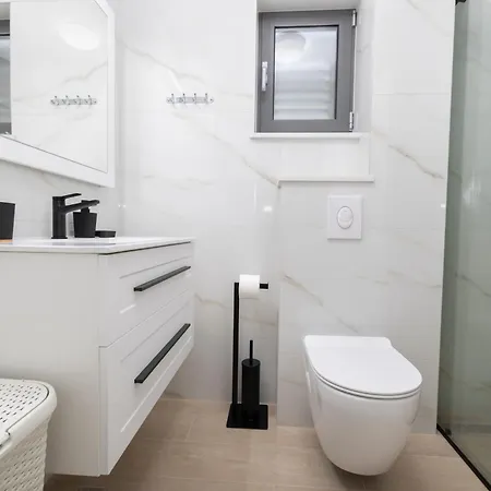 Ani Deluxe * マカルスカ